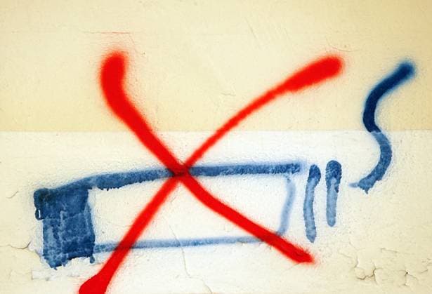 Graffiti blaue Zigarette rot durchgestrichen Nichtraucherzone
