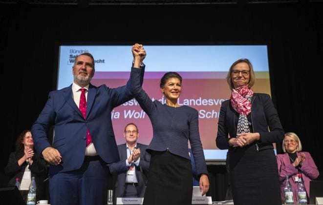 Bilder des Jahres 2024, News 12 Dezember News Themen der Woche KW49 News Bilder des Tages BÜNDNIS SAHRA WAGENKNECHT (BSW) - MITGLIEDERVERSAMMLUNG IN DER FESTHALLE ILMENAU ** NUR FÜR REDAKTIONELLE ZWECKE ** EDITORIAL USE ONLY **<p>07 12 2024-Ilmenau: BSW - Mitgliederversammlung in der Festhalle Ilmenau im Foto: Katja Wolf (BSW), Sahra Wagenknecht, Bundesvorsitzende des BSW, Steffen Schütz (BSW), ( Deutschland Thueringen Ilmenau Copyright: SaschaxFromm