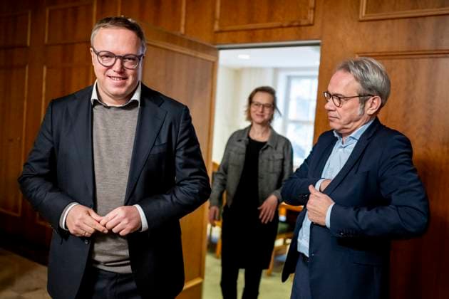 News: Bilder des Jahres 2024, News 12 Dezember News Themen der Woche KW50 News Bilder des Tages Thüringer Brombeerparteien treffen Die Linke 10 12 2024 - Erfurt: Der Vorsitzende der Thüringer CDU-Landtagsfraktion, Mario Voigt (CDU), der geschäftsführende Thüringer Minister für Inneres und Kommunales, Georg Maier (SPD), und die Vorsitzende des Landesverbands Thüringen des Bündnis Sahra Wagenknecht, Katja Wolf (BSW), kommen aus dem Besprechungsraum. Die Parteien der Thüringer Brombeere, CDU, SPD und BSW, trafen sich zu Gesprächen am 10. Dezember 2024 im Thüringer Landtag im Vorfeld der Ministerpräsidentenwahl. _________________