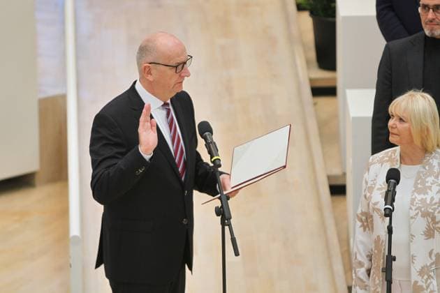 News Bilder des Tages Potsdam, Brandenburg, Deutschland, 11.12.2024: Brandenburgischer Landtag: Wahl des Ministerpräsidenten: Dietmar Woidke, SPD, wird nach seiner Wiederwahl im zweiten Wahlgang vereidigt Copyright: xdtsxNachrichtenagenturx dts_53572
