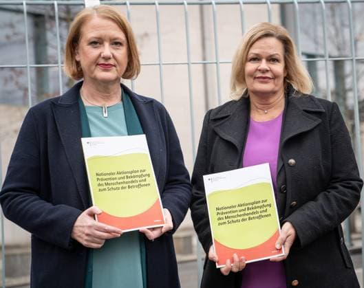 Pressestatement zum Thema Nationaler Aktionsplan Menschenhandel vor dem Bundeskanzleramt in Berlin Nancy Faeser, Bundesinnenministerin; mit Lisa Paus (links), Bundesfamilienministerin;Pressestatement zum Thema Nationaler Aktionsplan Menschenhandel vor dem Bundeskanzleramt in Berlin Nancy Faeser, Bundesinnenministerin, Berlin Berlin Deutschland Bundeskanzleramt