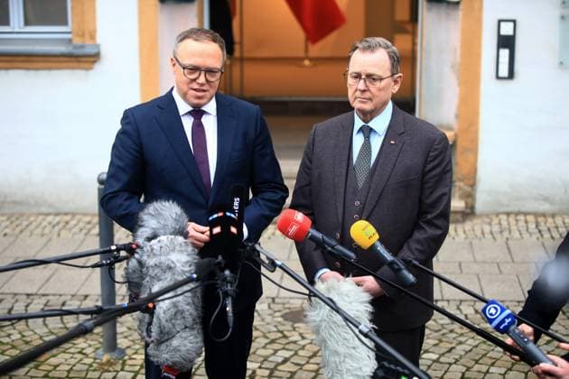 News: Bilder des Jahres 2024, News 12 Dezember News Themen der Woche KW50 News Bilder des Tages Bodo Ramelow über Amtgeschäfte an neuen Ministerpräsident Mario Voigt Erfurt, 12.12.2024 Nach der Wahl des neuen Ministerpräsident Mario Voigt (li) übergibt Bodo Ramelow (re), Ministerprässident a.D. die Amtgeschaäfte in der Thüringer Staatskanzlei Thüringen Germany