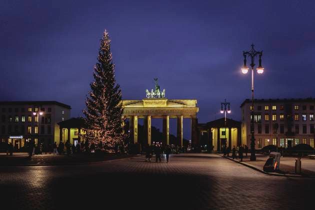 News: Bilder des Jahres 2024, News 12 Dezember News Themen der Woche KW50 News Bilder des Tages Weihnachtsbaum vor dem Brandenburger Tor, aufgenommen in Berlin, 12.12.2024. Berlin Deutschland Copyright: xFlorianxGaertnerx