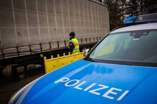 13.12.2024, Pocking, GER, Unterwegs in Bayern, Themenbild, Symbolbild, Verschiedene Themenbilder, Gerät misst Herzfrequenzen in einem LKW und kann sofort Rausfinden ob Leute in einem LKW bzw. in einem LKW Sattelanhänger sind, Neues Messgerät der GPI Passau, im Bild Grenzkontrollen der PI Passau, Passau, Polizei, A3,