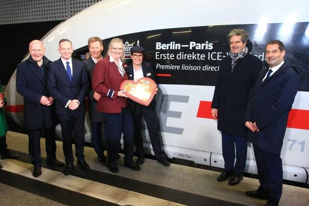 News Bilder der Woche KW51 Bilder des Jahres 2024, News 12 Dezember News Bilder des Tages Neue Direktverbindung Berlin-Paris mit dem ICE Berlin, 16.12.2024 Richard Lutz, Francois Delattre, Volker Wissing, Kai Wegner und Jean-Baptiste Guenot bei dem Start der neuen ICE Direktverbindung Berlin-Paris am Gleis 8 des Berliner Hauptbahnhofs Berlin Germany Copyright: xPictureteamx