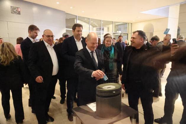 News Bilder der Woche KW51 Bilder des Jahres 2024, News 12 Dezember News Bilder des Tages Bundestag Bundeskanzler 16.12.2024, Germany, Berlin, Deutscher Bundestag, 20. Wahlperiode, 205 Sitzung , Bundeskanzler bei der Stimmabgabe, Olaf Scholz mit Abstimmung Blau fuer das Ja bei der Vertrauensfrage, Berlin Berlin Germany