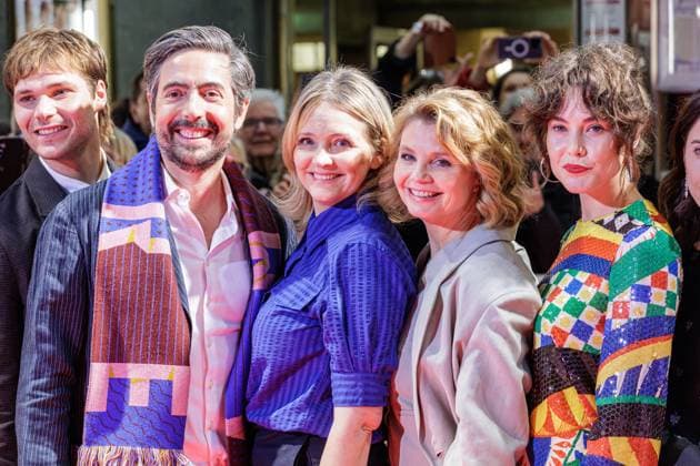 Entertainment Themen der Woche KW51 Bilder des Jahres 2024, Entertainment 12 Dezember Entertainment Bilder des Tages 17.12.2024. Essen. Kino-Premiere in der Essener Lichtburg. FESTE & FREUNDE – EIN HOCH AUF UNS! Hier: Henning Flüsloh, David Dietl, Laura Tonke, Annette Frier und Katia Fellin. Essen Lichtburg Kino Nordrhein-Westfalen Deutschland