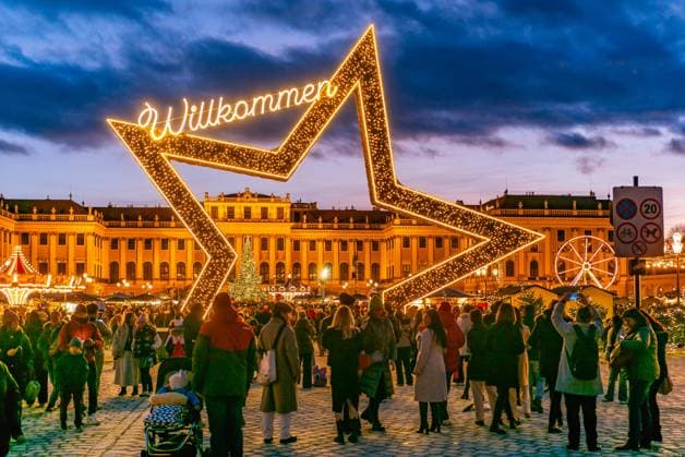 Bilder des Jahres 2024, News 12 Dezember News Bilder des Tages vienna, austria, 17 dec 2024, advent market at schoenbrunn palace Hietzing Österreich Copyright: xW.Simlingerx