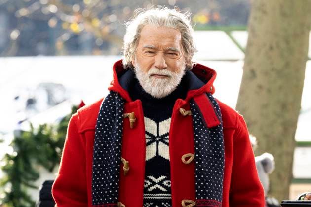 Entertainment Themen der Woche KW51 Bilder des Jahres 2024, Entertainment 12 Dezember Entertainment Bilder des Tages Arnold Schwarzenegger als Weihnachtsmann bei den Dreharbeiten zum Amazon MGM Studios Film The Man with the Bag im Bryant Park. New York, 18.12.2024