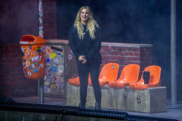Entertainment Themen der Woche KW51 Bilder des Jahres 2024, Entertainment 12 Dezember Entertainment Bilder des Tages 18.12.2024, xkkux, Düsseldorf, Mitsubishi Electric HALLE, Die Comedypreis Gewinnerin und Autorin Laura Larsson performt bei ihrer Liveshow - Tour OKF - Ortskontrollfahrt NRW Deutschland