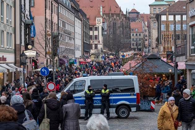 Bilder des Jahres 2024, News 12 Dezember 21.12.2024, Christkindlesmarkt, Nürnberg: Trotz der Amokfahrt am Vorabend in Magdeburg, kamen am Abend erneut zahlreiche Menschen auf den weltberühmten Nürnberger Christkindlesmarkt. An den Eingängen waren mehr sichtbare Polizeifahrzeuge postiert. Christkindlesmarkt 20241221-26
