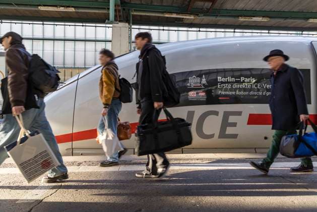 Hauptbahnhof Stuttgart. Bahnsteig mit InterCityExpress ICE. In Kooperation mit der französischen Eisenbahngesellschaft SNCE beitet die Deutsche Bahn Direktverbindungen zwischen Berlin und Paris an. 19.12.2024: Stuttgart, Baden-Württemberg, Deutschland, Europa