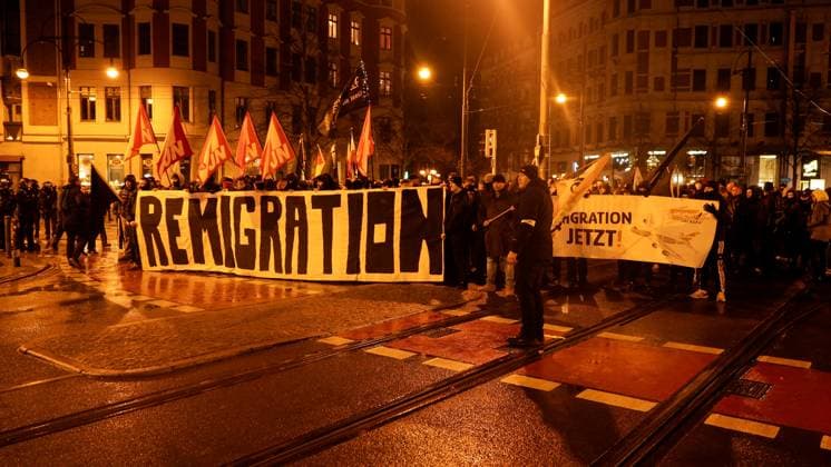 News Bilder der Woche KW51 Bilder des Jahres 2024, News 12 Dezember News Bilder des Tages Verstörende Szenen am Abend aus Magdeburg. Hunderte Rechte nutzen den Anschlag auf dem Weihnachtsmarkt für sich. Auf dem Hasselbachplatz versammelten sich ca. 300 Menschen aus dem Rechten Spektrum. Demonstrieren gegen Gewalt und Ausländer. Manche Anhänger sind vermummt und gewaltbereit. Die Polizei ist mit zahlreichen Beamten und behelmt vor Ort. Die Polizei kesselt die Versammlungsteilnehmer ein, nachdem sie versucht haben, sich in Bewegung zu setzen. Die Beamte sind behelmt, weitere zahlreiche Beamte wurden hinzugezogen. In der Luft kreißt ein Hubschrauber. Die Lage ist angespannt. Mittlerweile sind ca. 500 Rechte anwesend, Sprechchöre gab es gegen die Antifa. Magdeburg Sachsen-Anhalt Deutschland