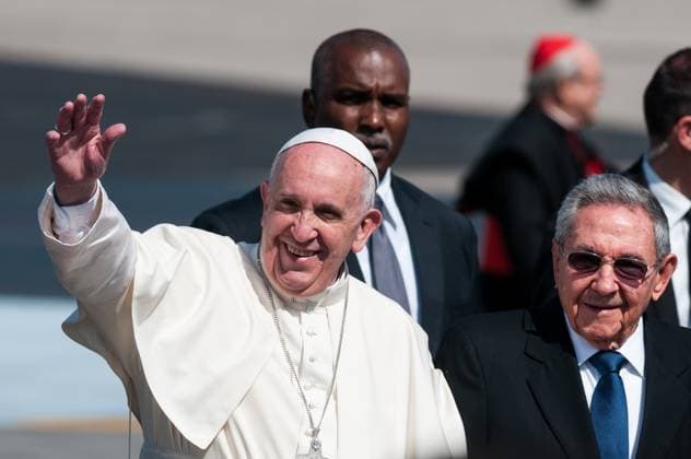 RECORD DATE NOT STATED CUBA, Havana: Pope Francis waves to fans as he walks side-by-side with Cuban President Raul Castro (right) shortly after his arrival at Jose Marti airport in Havana, Cuba on February 12, 2016. The pope s arrival would be followed immediately by a historic meeting with Russian Orthodox Patriarch Kirill. , 21389232.jpg, Newzulu, Citizenside, Calixto Llanes, Raul Castro Ruz, Cuba, La Habana, Religion, Aeropuerto Internacional Josà Marti, Papa Francisco, CS_126806_1406039