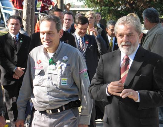 Brazilian President Luiz Inacio Lula da Silva, right, walks wiht facility general manager Joao Adolfo Oderich on June 20, 2006, at the Presidente Getulio Vargas refinery in Araucaria, Brazil. (Jack Chang KRT) ARAUCARIA BRA EDITORIAL USE ONLY Copyright: xx 1032035 JACKxCHANGx krtphotoslive218826