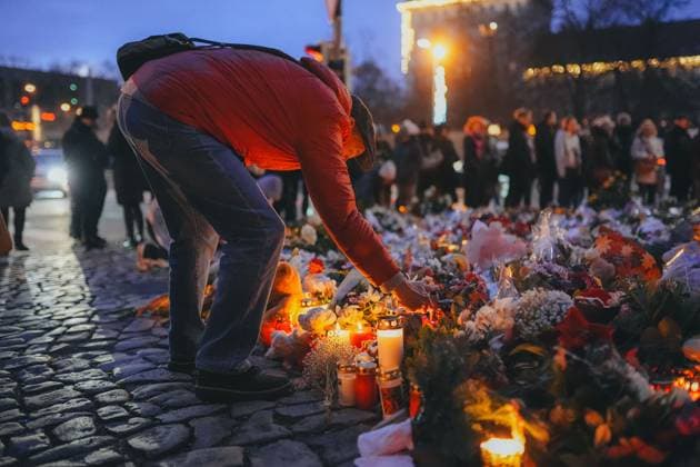 Bilder des Jahres 2024, News 12 Dezember News Themen der Woche KW52 News Bilder des Tages Magdeburg Anschlag auf den Magdeburger Weihnachtsmarkt, Sachsen-Anhalt, 20.12.2024 Auch Tage nach dem Attentat ist die Anteilnahme groß und das Blumenmeer wächst immer weiter, es werden immer mehr Kerzen angezündet, ein Mann zündet eine Kerze an, Anschlag auf den Magdeburger Weihnachtsmarkt, Sachsen-Anhalt, 20.12.2024, Copyright: xEibner-Pressefoto LarsxNeumannx EP_LNN