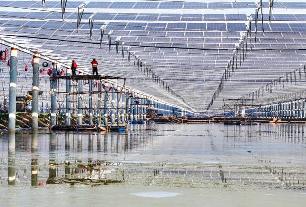 China New Installed Capacity of New Energy Growth Workers work at the site of the 940MW fishery-solar hybrid project photovoltaic power generation project in Ganyu district, Lianyungang city, East China s Jiangsu province, on December 24, 2024. Lianyungang Jiangsu China  Copyright: xCFOTOx originalFilename: cfoto-chinanew241224_npHcX.jpg