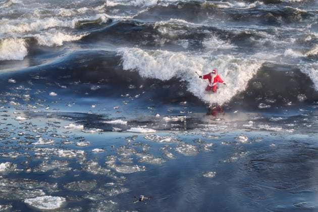 Bilder des Jahres 2024, News 12 Dezember News Themen der Woche KW52 News Bilder des Tages December 25, 2024, Montreal, Pq, Canada: Carlos Hebert Plante, who boogie boards daily, dressed as Santa Claus to hit the water amid an air temperature of -14 degrees Celsius on Christmas Day, in Montreal, Wednesday, Dec. 25, 2024. The standing wave on the St-Lawrence River is close to downtown Montreal and itöÄÃ s a popular spot for surfers. Montreal Canada - ZUMAc35_ 20241225_zaf_c35_022 Copyright: xBernardxBraultx