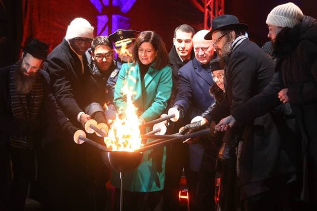 Bilder des Jahres 2024, News 12 Dezember News Themen der Woche KW52 News Bilder des Tages Entzünden des fünften Lichts am Chanukka-Leuchter anlässlich der jüdischen Chanukka-Feiertage Berlin, 29.12.2024 Joe Chailo, Kai Wegner, Katharina Günther-Wünsch und Margot Friedländer bei dem Entzünden des fünften Lichts am Chanukka-Leuchter anlässlich der jüdischen Chanukka-Feiertage am Brandenburger Tor in Berlin Berlin Germany Copyright: xPictureteamx
