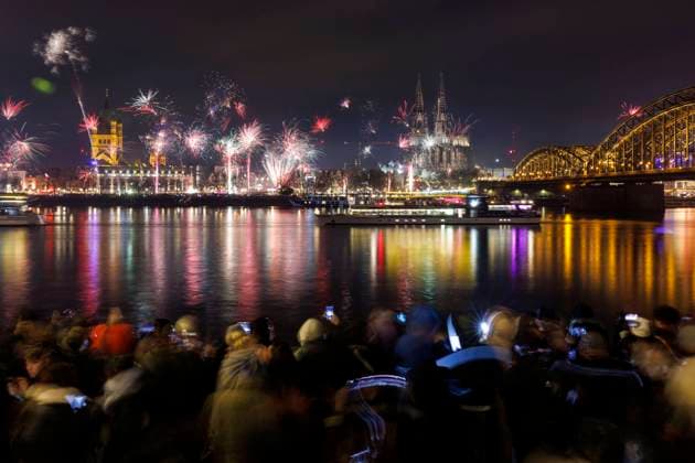 Bilder des Jahres 2025, News 01 Januar News Themen der Woche KW01 News Bilder des Tages Jahreswechsel in Köln: An Silvester besteht zwar rund um den Kölner Dom in der Innenstadt eine böllerfreie Zone, aber Raketen dürfen abgefeuert werden. Viele Schaulustige haben sich auf dem Rheinboulevard eingefunden, um von Köln Deutz aus einen Blick auf den Kölner Dom und das Feuerwerk zu erhaschen. Kölner und Touristen fackeln Feuerwerk, Böller und Raketen ab und feiern den Ausklang des Jahres. (Themenbild, Symbolbild) Köln, 01.01.2025 NRW Deutschland Copyright: xChristophxHardtx