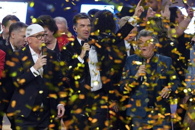 Bilder des Jahres 2025, Entertainment 01 Januar Entertainment Themen der Woche KW01 Silvester-Schlagerboom 2025 Die Wunderlichtershow Florian Silbereisen verabschiedet sich vom Publikum. Silvester-Schlagerboom 2025 live mit Florian Silbereisen am 31. Dezember 2024 in der Basketballarena des FC Bayern München, BMW Park München.