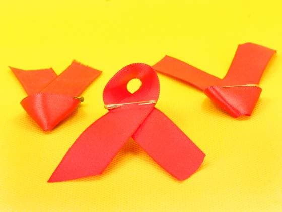 Aids-Schleife als Symbolbild fuer AIDS und HIV zum Weldaidstag am 1. Dezember. Welt-AIDS-Tag
