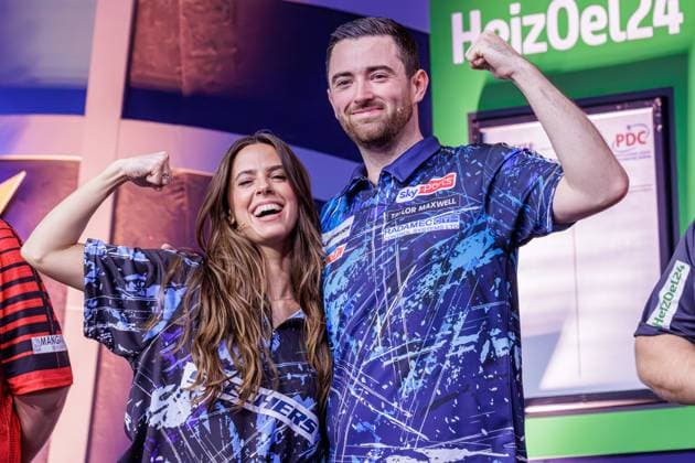 Bilder des Jahres 2025, Entertainment 01 Januar Entertainment Themen der Woche KW01 Entertainment Bilder des Tages 05.01.2025. Düsseldorf. Promi-Darts-WM 2025 im Düsseldorfer Maritim Hotel. Hier: Chartstürmerin Vanessa Mai und Luke Cool Hand Luke Humphries. Düsseldorf Maritim Hotel Nordrhein-Westfalen Deutschland