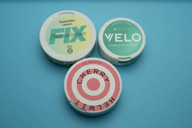 Nikotin-Pouches von Zyn, Velo und Skruf , Deutschland, 06.01.2025, Drei Nikotin-Pouches verschiedener Marken (Zyn, Velo, Skruf) und Geschmacksrichtungen auf einem blauen Hintergrund. Moderne Tabakalternative im Fokus (nur redaktionelle Verwendung).