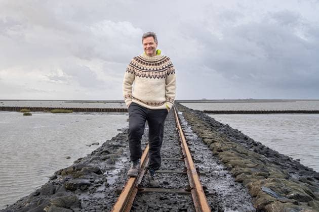 Bilder des Jahres 2025, News 01 Januar News Themen der Woche KW02 News Bilder des Tages Besuch Beltringharder Koog - Wahlkampftermin an der Nordsee - Robert Habeck, Bundeswirtschaftsminister und Kanzlerkandidat, auf einem Damm der Schmalspurbahn zu den Hallifgen;Besuch Beltringharder Koog - Wahlkampftermin an der Nordsee - Robert Habeck, Bundeswirtschaftsminister und Kanzlerkandidat, auf einem Damm der Schmalspurbahn zu den Hallifgen, Beltringharder Koog Schleswig-Holstein Deutschland Wattenmeer