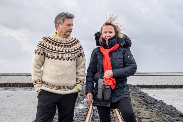 News Bilder des Tages Besuch Beltringharder Koog - Wahlkampftermin an der Nordsee - Robert Habeck, Bundeswirtschaftsminister und Kanzlerkandidat, auf einem Damm der Schmalspurbahn zu den Hallifgen - mit Bundesumweltministerin Steffi Lemke;Besuch Beltringharder Koog - Wahlkampftermin an der Nordsee - Robert Habeck, Bundeswirtschaftsminister und Kanzlerkandidat, auf einem Damm der Schmalspurbahn zu den Hallifgen - mit Bundesumweltministerin Steffi Lemke, Beltringharder Koog Schleswig-Holstein Deutschland Wattenmeer