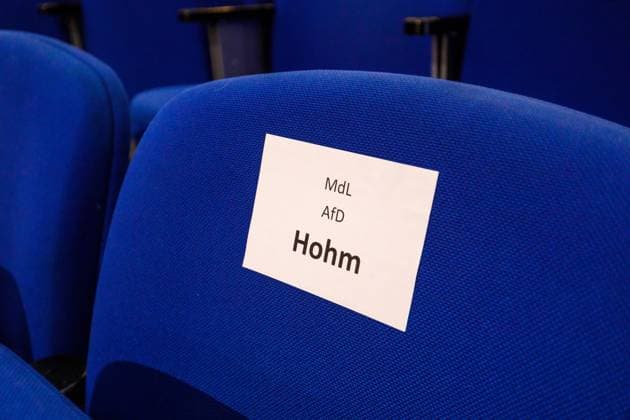 Symbolfoto Jean-Pascal Hohm DEU Deutschland Brandenburg Cottbus, 08.01.2025, Der Name Hohm (Jean-Pascal Hohm, MdL) ist auf einem Schild an einem Sitzplatz in der Stadthalle Cottbus zu lesen. Jean-Pascal Hohm ist ein Politiker der AFD (Alternative fuer Deutschland) und Mitglied des Landtags Brandenburg.