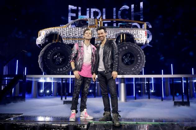 Bilder des Jahres 2025, Entertainment 01 Januar Entertainment Themen der Woche KW02 Entertainment Bilder des Tages Die Zauberkünstler Christian Ehrlich (l) und Andreas Ehrlich, bekannt als die Ehrlich Brothers, posieren vor einem Monster Truck im Rahmen ihrer Show Diamonds - Die besten Illusionen aus 10 Jahren in der Lanxess-Arena. Köln, 11.01.2025 NRW Deutschland Copyright: xChristophxHardtx