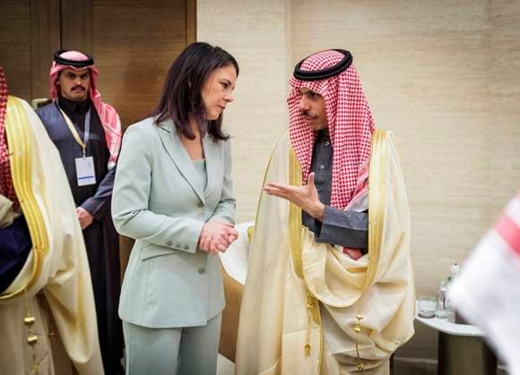 Bilder des Jahres 2025, News 01 Januar News Themen der Woche KW02 News Bilder des Tages Annalena Baerbock (Buendnis 90 Die Gruenen), Bundesaussenministerin, aufgenommen in Riad im Rahmen ihrer Teilnahme am Treffen der AussenministerInnen im erweiterten Aqaba-Format zu Syrien. Hier mit dem Aussenminister von Saudi-Arabien, Faisal bin Farhan Al Saud. Fotografiert im Auftrag des Auswaertigen Amtes Riad Saudi Arabien Copyright: xThomasxKoehler AAx