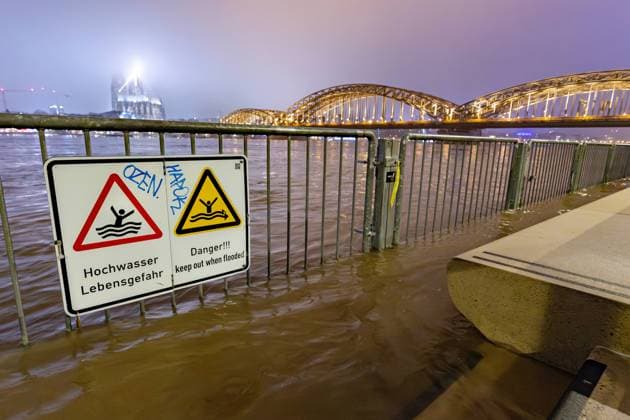 Bilder des Jahres 2025, News 01 Januar News Themen der Woche KW02 News Bilder des Tages Rhein Hochwasser in Köln -12.01.2025 Warnschilder am Wasser mit der Aufschrift HOCHWASSER LEBENSGEFAHR - Die Hochwasser Scheitelwelle erreicht Köln im Laufe des Tagesverlaufs. Bei Pegel 775 cm erreicht der Wasserstand des Rheins das Scheitel Niveau. Blick vom Rheinboulevard in Deutz auf den Kölner Dom, die Altstadt und die Hohenzollernbrücke. Eine Entspannung ist in Sichtweite Köln Deutz NRW Deutschland Copyright: xBonn.digitalx xMarcxJohnx