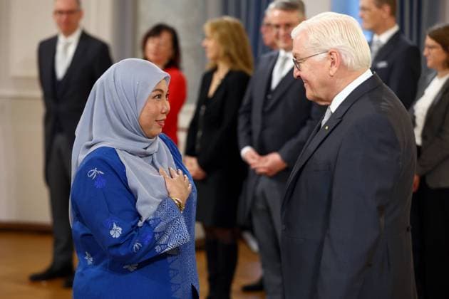 Bilder des Jahres 2025, News 01 Januar News Themen der Woche KW03 News Bilder des Tages Diplomatischer Corps, Neujahrsempfang des Bundespräsidenten im Schloss Bellevue, Berlin 14.01.2025 Adina Binti Kamarudin (Malaysia) wird von Frank-Walter Steinmeier (Bundespräsident der Bundesrepublik Deutschland) empfangen vor dem Neujahrsempfang des Bundespräsidenten im Schloss Bellevue, Berlin 14.01.2025 Berlin Schloss Bellevue Copyright: xBenxKriemannx
