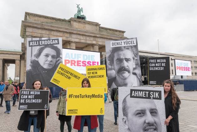 Auf die Presse: das FreeDeniz-Konzert zur Internationaler Tag der Pressefreiheit vor dem Brandenburger Tor in Berlin in Kooperation mit Amnesty International, Reporter ohne Grenzen fuer die Freilassung von Deniz Yuecel und alle anderen inhaftierten Journalisten in der Tuerkei und anderswo. Berlin Deutschland, Germany