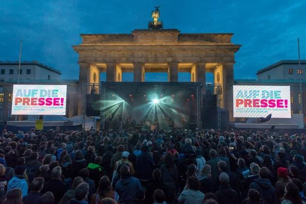Konzert von The Notwist. Auf die Presse: das FreeDeniz-Konzert zur Internationaler Tag der Pressefreiheit vor dem Brandenburger Tor in Berlin in Kooperation mit Amnesty International, Reporter ohne Grenzen fuer die Freilassung von Deniz Yuecel und alle anderen inhaftierten Journalisten in der Tuerkei und anderswo. Berlin Deutschland, Germany