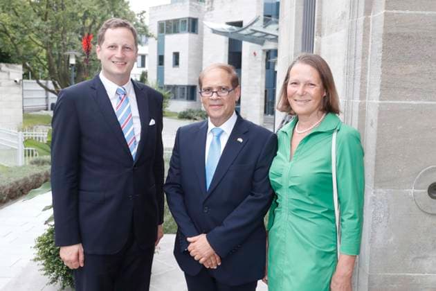 Empfang zur Verabschiedung des isralischen Botschafter in Deutschland in der Botschaft in Berlin mit Prinz Georg Friedrich von Preussen, Botschafter Yakov Hadas-Handelsman, Christina Rau, Berlin Deutschland, Germany