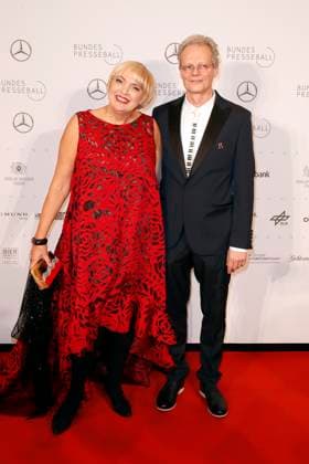 Claudia Roth, Gruene, und Martin Paul, Ton, Steine, Scherben-Musiker, beim 65. Bundespresseball in Berlin, im Kleid von Talbot Runhof, Berlin Deutschland, Germany