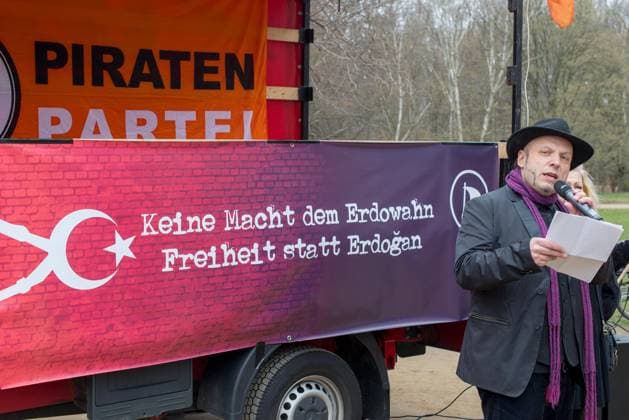 Kundgebung der Piratenpartei Berlin mit ca 10 Teilnehmer um Bruno Kramm vor dem Tuerkische Botschaft gegen Erdogans Unterdrueckungsregime und seinen Zensurversuch gegenueber Extra3: Keine Macht dem Erdowahn - Freiheit statt Erdogan! Berlin Deutschland, Germany