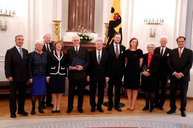 Verleihung des Grossen Verdienstkreuz der Bundesrepublik Deutschland an Franz Herzog von Bayern im Schloss Bellevue in Berlin durch Bundespraesident Joachim Gauck, mit v.l. Thomas Greinwald, Gerda Hasselfeldt, Leopold Bill von Bredow, Frau Daniela Schadt, Franz von Bayern, Gauck, Georg Friedrich Prinz von Preussen, Ehefrau Sophie Prinzessin von Preussen, Graf und Graefin zu Dohna, Marcus Freiher von Bechtoldsheim, Berlin Deutschland, Germany