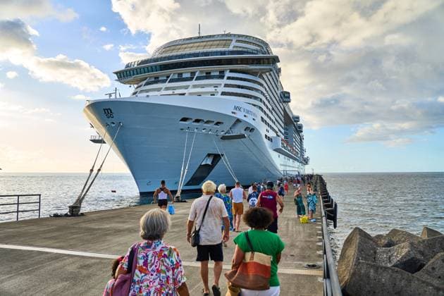 Passagiere gehen an Bord des Kreuzfahrtschiffs MSC Virtuosa im Hafen von Saint George s, Grenada. Die MSC Virtuosa ist eines der modernsten Schiffe der Karibik und ein beliebtes Ziel für Kreuzfahrtreisende