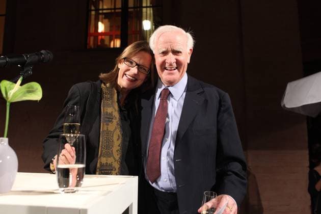 David Cornwell alias John le Carre und Siv Bublitz, CEO Ullstein Buchverlag, Vorstellung der Ullstein-Chronik im Ullstein-Haus, Berlin, Festakt zum 100. Geburtstag des Verlages, Berlin Deutschland, Germany