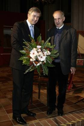 Klaus Wowereit, Regierender Buergermeister von Berlin bei der Preisverleihung des Hannah-Hoech-Preises 2007 mit dem Preistraeger Maler Harald Metzkes in der Nicolaikirche in Berlin Mitte