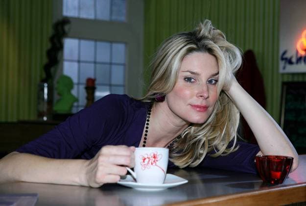 Claudelle Deckert , Schauspielerin, beim Set-Fototermin von Unter Uns in Koeln am 26.09.08.Nach ueber zwei Jahren kehrt sie am 7. Oktober 2008 dauerhaft in die RTL-Erfolgsserie zurueck und spielt wieder in ihrer alten Rolle der Rechtsanwaeltin EvaWagner und wird viel Unruhe in die Schillerallee bringen. Nordrhein-Westfalen Germany