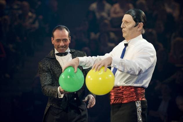 Guenther Maria Halmer tritt als mechanischer Roboter auf, die betreuenden Artisten sind Vic und Fabrini Generalprobe fuer die Aufzeichnung der Sendung Stars in der Manege 2008 Circus Krone Muenchen 05.12.2008 Deutschland