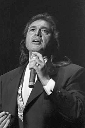 Der britische Sänger Engelbert Humperdinck (richtiger Name Arnold George Dorsey) bei einem Konzert in Hamburg, 18.4.1994