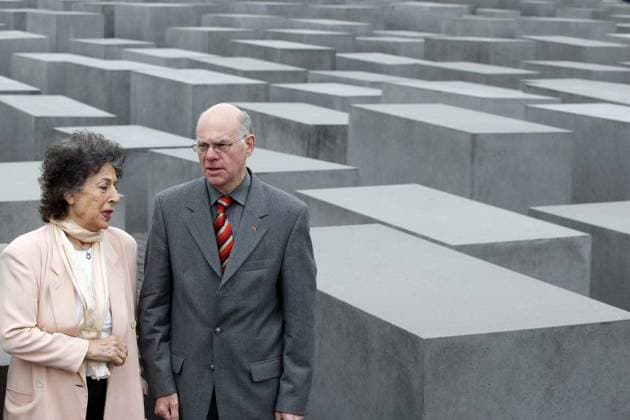 Lea Rosh und Norbert Lammert, Bundestagspraesident, beim Fototermin nach der PK zu Jahre Holocaust Mahnmal vor dem Stelenfeld, Berlin Germany, Deutschland
