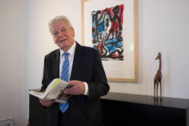 Bilder des Jahres 2025, News 01 Januar News Themen der Woche KW04 News Bilder des Tages Seine Karriere war Joachim Gauck (Foto vom 20.01.2025) nicht in die Wiege gelegt. Geboren im Krieg, verbrachte er eine praegende Lebenszeit in der DDR. Gauck wurde Pfarrer, spaeter Bundespraesident. Am 24. Januar wird er 85 und ist weiter ein gefragter Gespraechspartner. (Siehe epd-Portraet) EDITORIAL USE ONLY