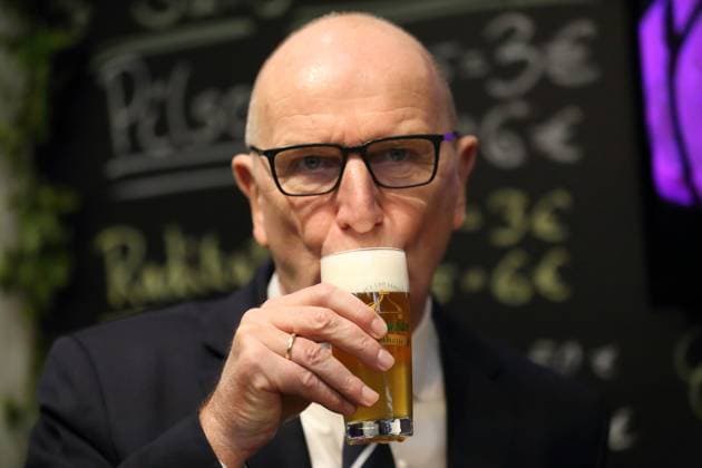 Ministerpräsident Dietmar Woidke (SPD) trinkt Bier am Stand Finsterwalder Brauhaus (Finsterwalde) beim Brandenburg-Tag auf der Grünen Woche in Berlin, 20. Januar 2025. Internationale Grüne Woche Berlin Brandenburg-Tag